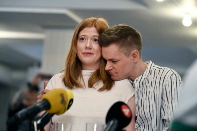 Joakim Medin med kona Sofie Axelsson på en pressekonferanse i Stockholm lørdag etter at han ble løslatt fra tyrkisk fengsel. Foto Oscar Olsson / TT via AP / NTB