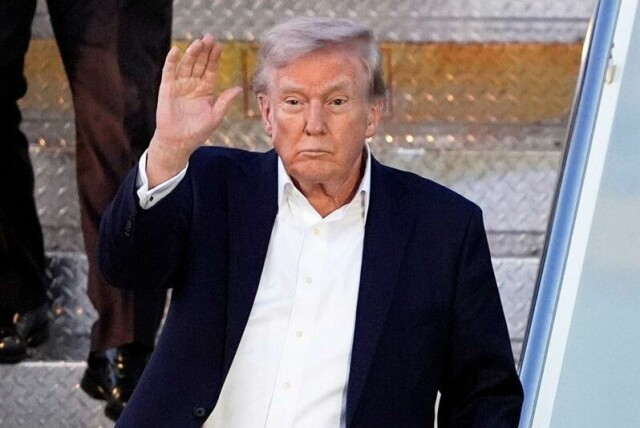 USAs president Donald Trump avbildet idet han ankom flyplassen i Palm Beach i Florida fredag.