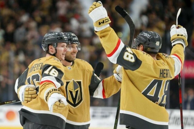 Pavel Dorofeyev (nummer 16), Shea Theodore (nummer 27) og Tomas Hertl (nummer 48) feirer førstnevntes mål for Vegas Golden Knights.