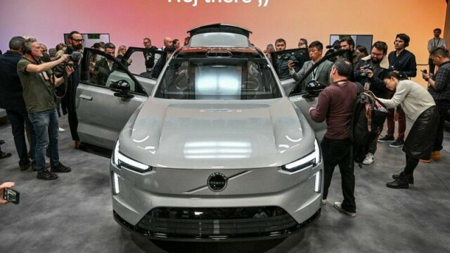 Volvos nye elektriske SUV EX90 vist fram på en bilmesse i Stockholm i 2022.