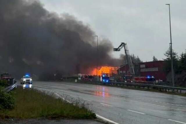 En industribygning i Bømlo kommune brenner og anses som tapt.
