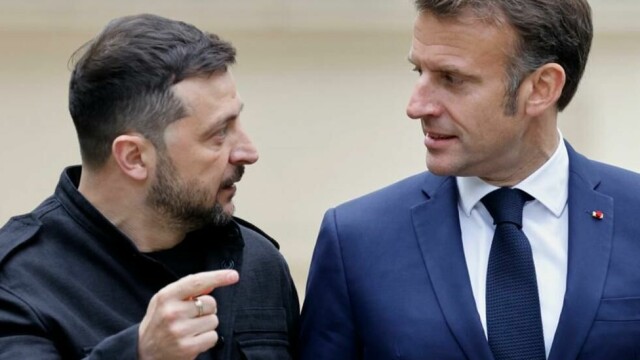 Ukrainas president Volodymyr Zelenskyj og Frankrikes president Emmanuel Macron i Kyiv lørdag.