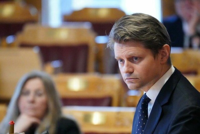 Leder Peter Frølich (H) i Stortingets kontroll- og konstitusjonskomité avviser å åpne kontrollsak om regjeringens forslag om norgespris.