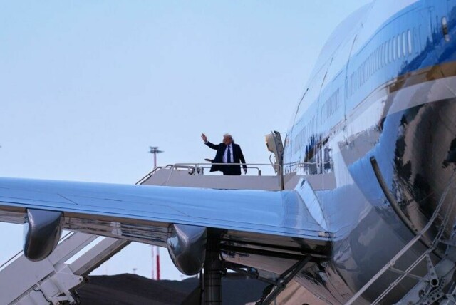 USAs president Donald Trump og førstedame Melania Trump vinker farvel før de går om bord i Air Force One på Leonardo da Vinci internasjonale flyplass i Roma.