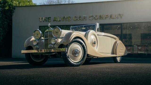 Lancefield har to kremfarger, ifølge The Alvis Car Company. I motsetning til Rolls-Royce og Bentley har ikke lakkfargene blitt tilegnet svulstige navn.