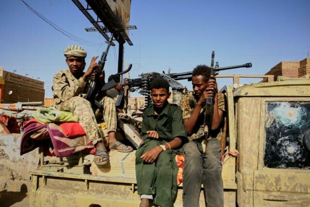 Soldater ankommer Allafah-markedet 27. mars i år, som ligger i Al Kalalah-området, sør for hovedstaden Khartoum, som nylig ble gjenerobret av regjeringshæren fra RSF-militsen.
