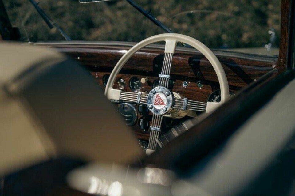 Rattet og de øvrige komponentene i bilen er bygd i tråd med de originale spesifikasjonene fra 1938. Kundene velger farge på skinn og lakk. Rattet og de øvrige komponentene i bilen er bygd i tråd med de originale spesifikasjonene fra 1938. Kundene velger farge på skinn og lakk. Foto: The Alvis Car Company