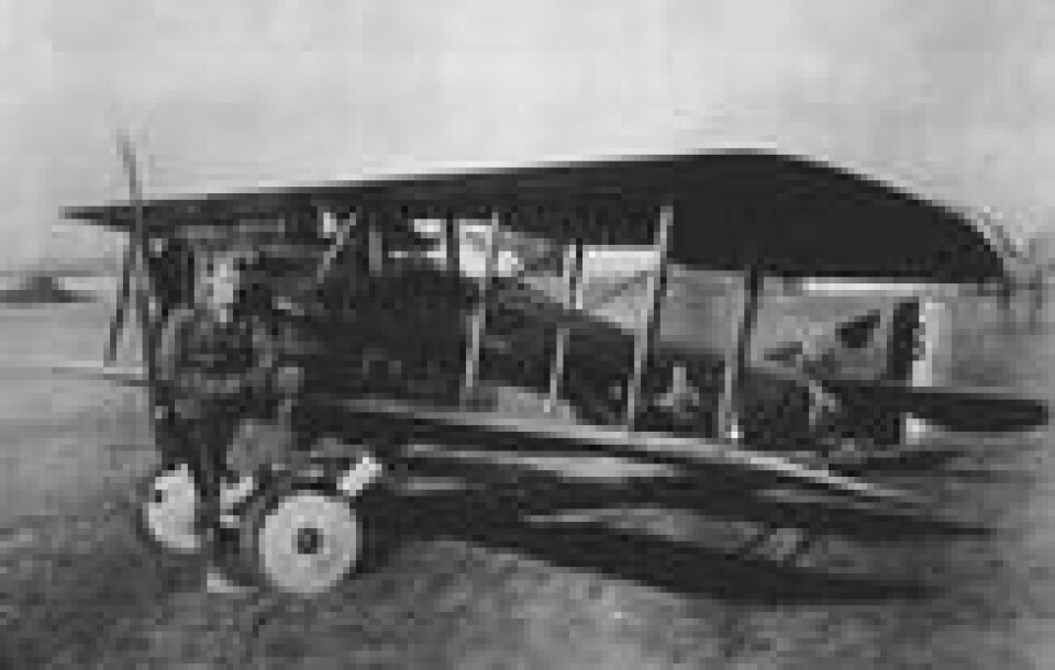 Fly ble våpen i første verdenskrig. Den amerikanske kampflygere Eddie Rickenbacker poserer med et Spad-fly. NTB Scanpix/AP. Fly ble våpen i første verdenskrig. Den amerikanske kampflygere Eddie Rickenbacker poserer med et Spad-fly. NTB Scanpix/AP.