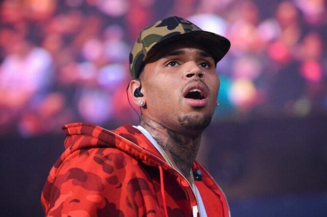 Chris Brown er pågrepet i Storbritannia, ifølge britiske medier.