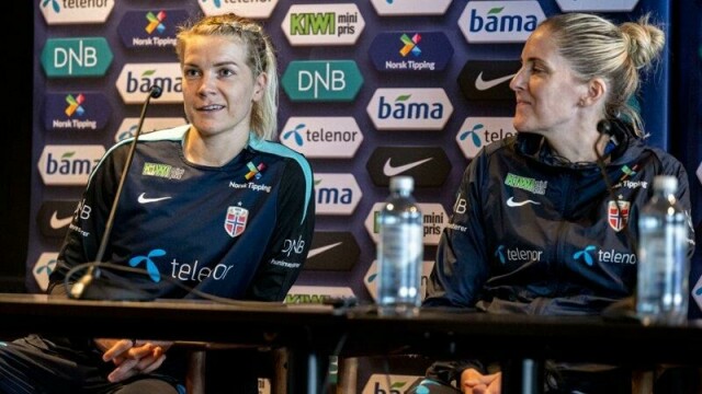 Ada Hegerberg og trener Gemma Grainger sammen på en pressekonferanse i februar.