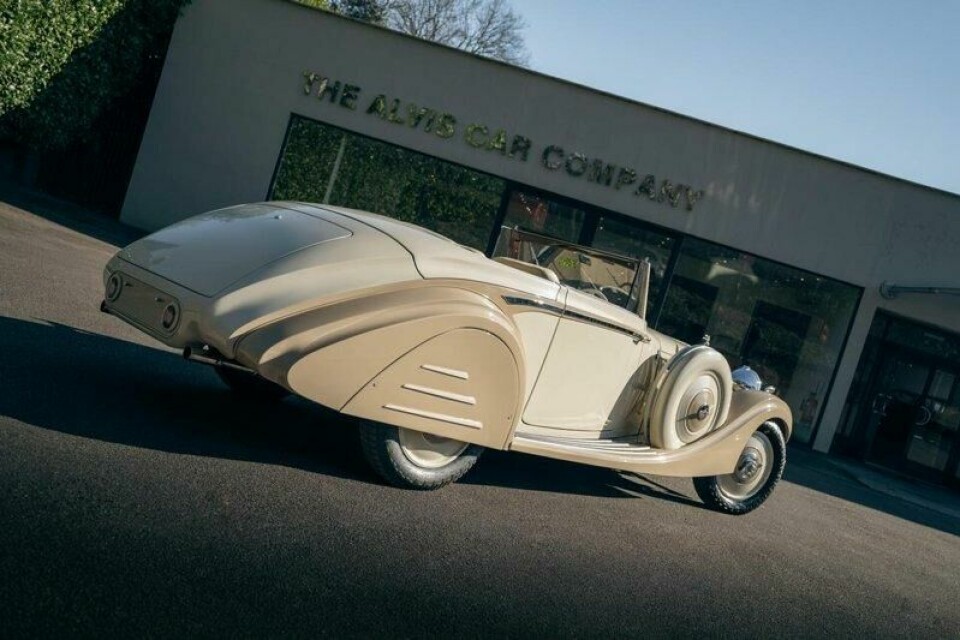 Kalesjen er godt skjult takket være den store luken akterut. Kalesjen er godt skjult takket være den store luken akterut. Foto: The Alvis Car Company