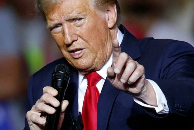 USA-president Donald Trump hevder Kina har brutt avtalen med USA om midlertidig stans i høye tollsatser. Photo by KAMIL KRZACZYNSKI / AFP)