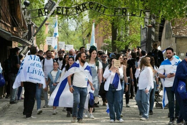 Overlevende etter holocaust og løslatte Gaza-gisler deltok i den årlige minneseremonien i konsentrasjonsleiren i Auschwitz i Polen, her ved den kjente porten.