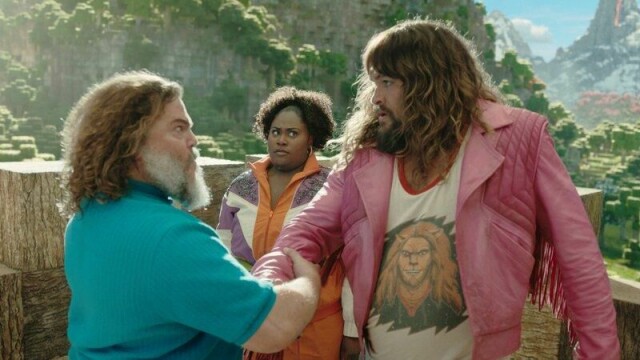 Jack Black som Steve og Jason Momoa som The Garbage Man, med Danielle Brooks i bakgrunnen i en scene fra «En Minecraft-film».