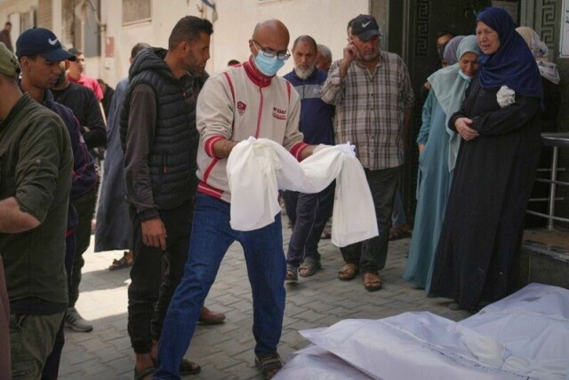 Stadig nye lik blir båret til graven etter israelske angrep i Gaza. Dette lille barnet ble drept i et angrep mandag morgen.