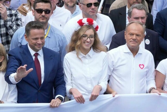 Rafal Trzaskowski (t.v.) gikk på et knepent tap i det polske presidentvalget søndag. Han tilhører samme parti som statsminister Donald Tusk (t.h.). Her går de to i en marsj uka før valget.
