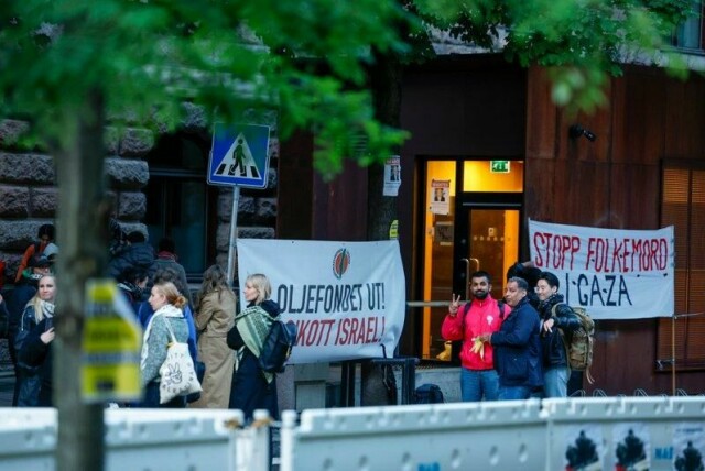 Demonstranter fra Aksjonsgruppen for Palestina utenfor Finansdepartementet i Oslo mandag.