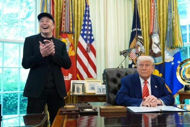 USAs president Donald Trump takket av Elon Musk i en seanse i Det ovale kontor fredag kveld.