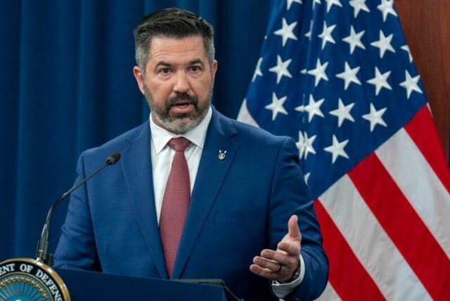 Det amerikanske forsvarsdepartementets pressetalsmann Sean Parnell bekrefter at USA skal halvere antallet soldater i Syria.
