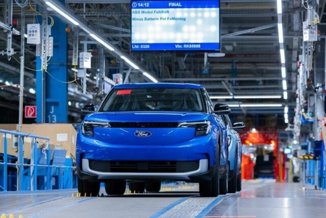 Elektriske utgaver av bilmodellen Ford Explorer på fabrikken i Köln.