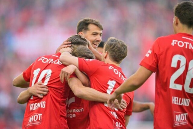 Branns Emil Kornvig omringes etter 1-0-scoringen.