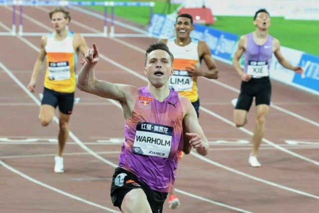 Karsten Warholm avbildet som vinner på 300 meter hekk i Diamond League-åpningen i Xiamen. Lørdag tok han en ny DL-seier.