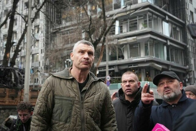 Kyiv-ordfører Vitalij Klitsjko ser på skadene etter det store russiske angrepet mot byen torsdag.