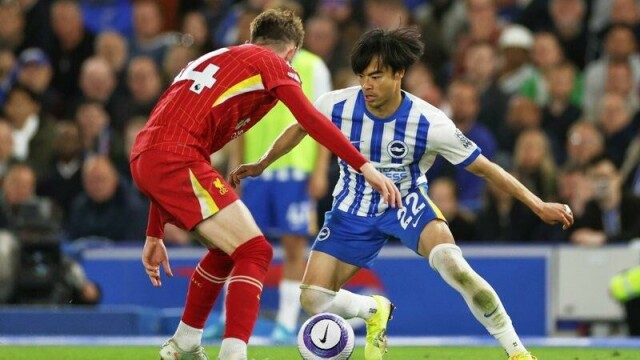 Kaoru Mitoma sto bak to mål mot Liverpool.