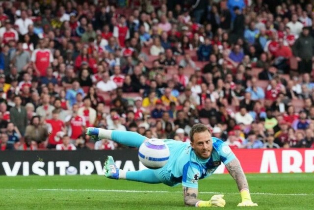 Mark Flekken forlater Premier League.