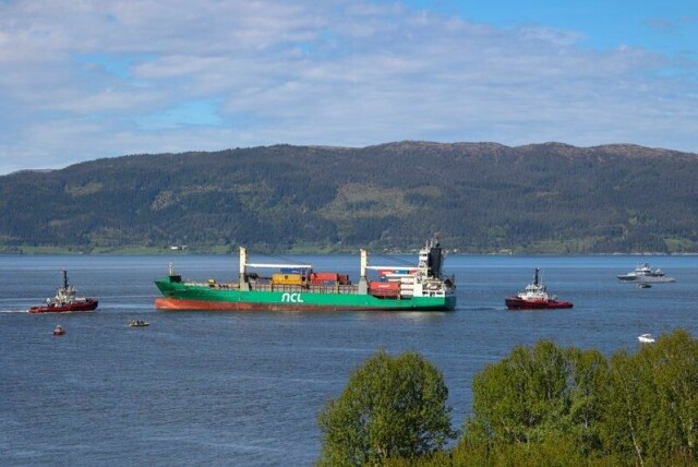 Konteinerskipet NCL Salten trukket fra grunn og er ute i sjøen igjen. Det 135 meter lange skipet gikk natt til torsdag på grunn i Trondheimsfjorden utenfor Byneset.