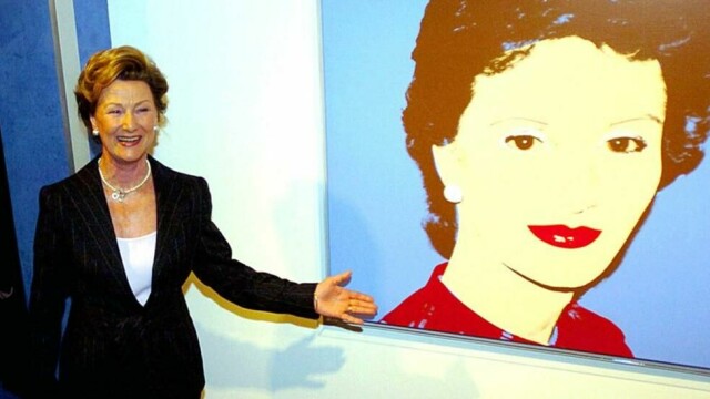 Dronning Sonja viste stolt fram portrettet Andy Warhol har laget av henne i New York i 2005. Nå har en nederlandsk kommune kastet et av Warhols portretter av Nederlands tidligere dronning Beatrix.