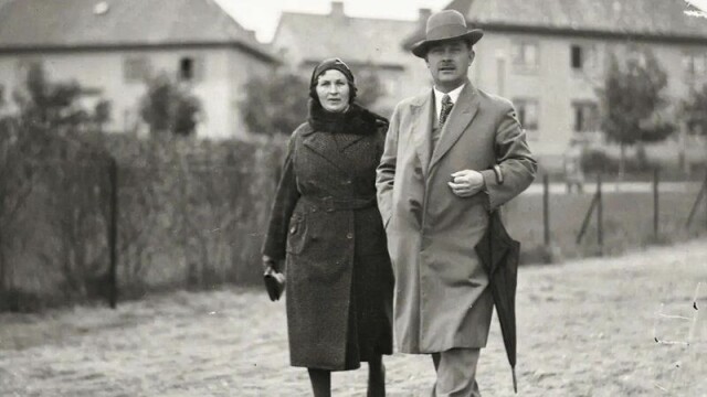 Overlærer Erik Saltnessand med fru Borghild på vei til valglokalet i Trondheim i 1933. Hva stemte de og alle andre nordmenn?
