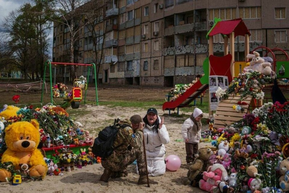 En sørgende kvinne på lekeplassen i Kryvyj Rih som ble rammet av et russisk rakettangrep forrige fredag. Ukrainas president Volodymyr Zelenskyj har besøkt stedet. En sørgende kvinne på lekeplassen i Kryvyj Rih som ble rammet av et russisk rakettangrep forrige fredag. Ukrainas president Volodymyr Zelenskyj har besøkt stedet. Foto: Evgeniy Maloletka / AP / NTB