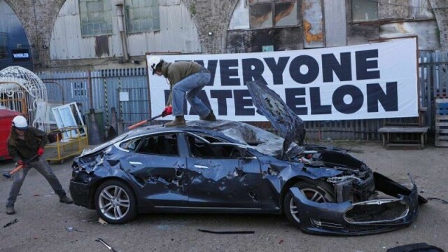 En vraket Tesla på en demonstrasjon mot Elon Musk i London.