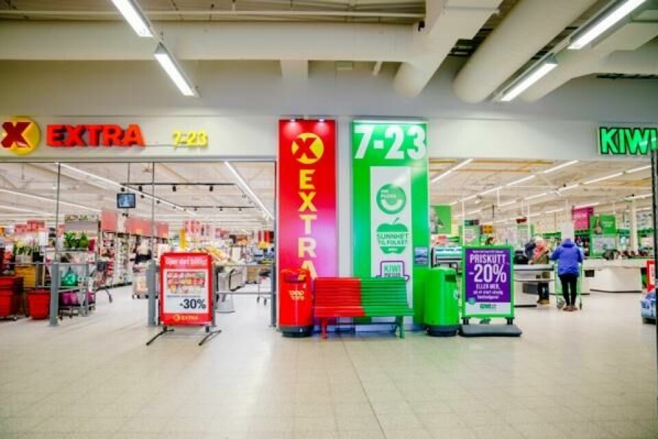 Dagligvarekjedene Coop Extra og Kiwi har butikker side om side på Sætre Nærsenter i Asker. Regjeringen mener at konkurransen mellom dagligvareaktørene er for dårlig, og at dette gir høyere priser til forbrukerne. Dagligvarekjedene Coop Extra og Kiwi har butikker side om side på Sætre Nærsenter i Asker. Regjeringen mener at konkurransen mellom dagligvareaktørene er for dårlig, og at dette gir høyere priser til forbrukerne. Foto: Stian Lysberg Solum / NTB