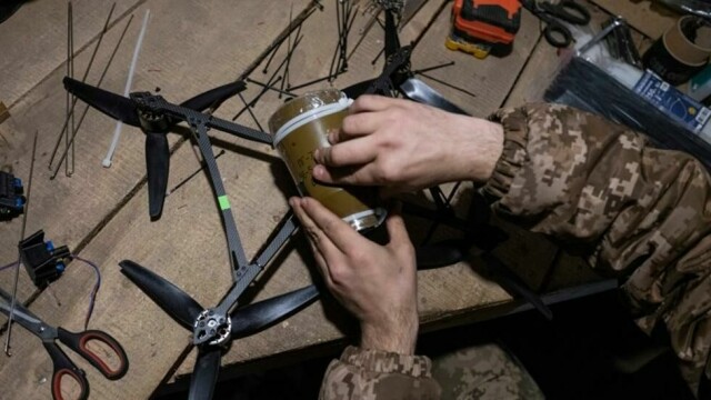 Her gjør en soldat seg klar til å skyte FPV-droner mot russiske stillinger i Kramatorsk.