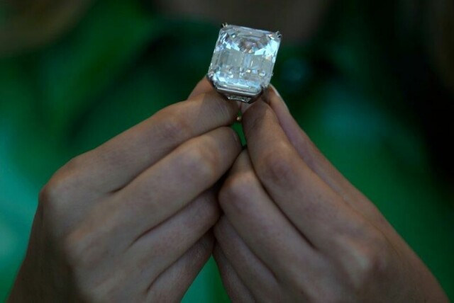 En diamant vises fram på utstilling i Abu Dhabi før den skal selges på auksjon i mai.