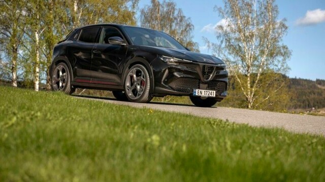 Alfa Romeo Junior har en rekkevidde på bare 334 kilometer. Det er ikke best i klassen, men heldigvis har den spennende kjøreegenskaper.