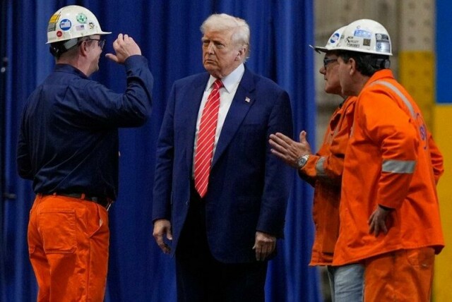 Donald Trump i prat med arbeidere på ett av stålverkene til U.S. Steel Corporation, som han besøkte i Pennsylvania fredag.