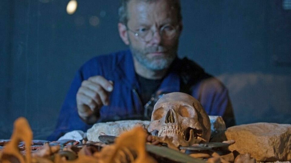 Sjefsarkeolog Hans Reschreiter fra Naturhistorisk museum i Wien, fotografert sammen med de velbevarte restene etter en gruvearbeider som ble funnet i 1734. Foto: Alex Halada / AFP