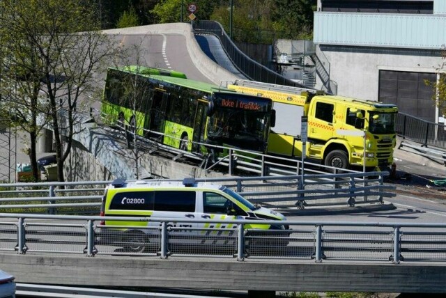 To personer er alvorlig skadet og ni brakt til legevakt etter en kollisjon mellom personbil og buss på Lysaker. Politiet lå på hjul da ulykken skjedde.