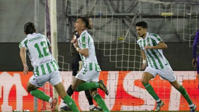 Antony ble avgjørende for Betis i conferenceligaens semifinale med mål og assist da Fiorentina ble slått ut. Her feirer han sin scoring.