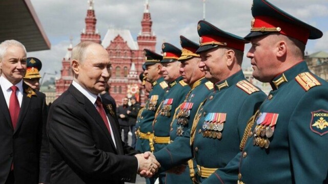 Russlands president Vladimir Putin foreslo direkte samtaler mellom Russland og Ukraina. Siden har det vært stille fra ham.