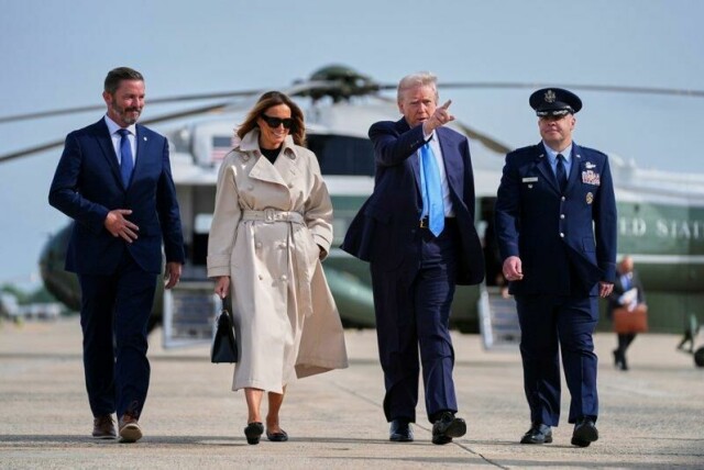 President Donald Trump og kona Melania på vei mot Air Force One og flyturen til Roma.