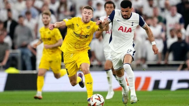 Bodø/Glimts Fredrik Bjørkan (t.v.) i duell med Tottenhams Dominic Solanke.