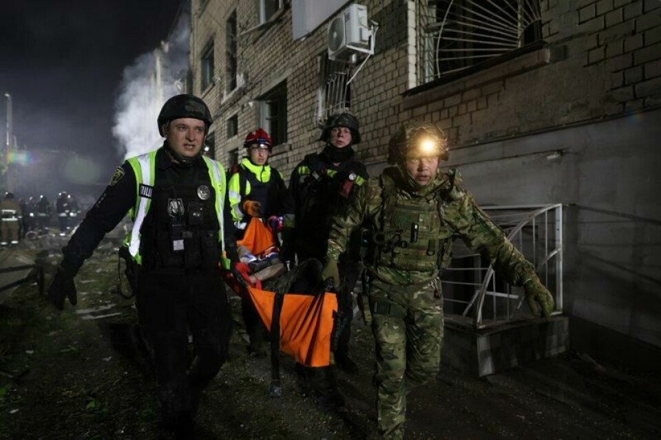 Politiet bærer en såret mann etter et russisk angrep i et boligområde i Zaporizjzja i Ukraina 1. mai. Politiet bærer en såret mann etter et russisk angrep i et boligområde i Zaporizjzja i Ukraina 1. mai. Foto: Kateryna Klotsjko / AP / NTB
