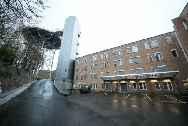 Dronning Sonja ble innlagt på Rikshospitalet for undersøkelser på grunn av tung pust. Hun ble fraktet med luftambulanse fra hytta i Sikkilsdalen.