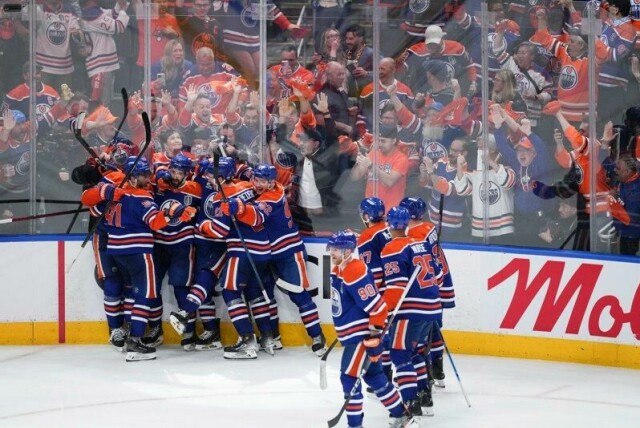 Leon Draisaitl og Edmonton Oilers-lagkameratene feirer den avgjørende scoringen sin mot Florida Panthers.