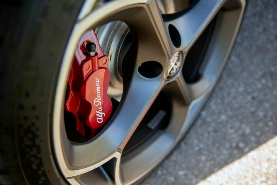 Brembo-bremsene foran måler 382 millimeter. Bak er det 268 millimeter. Brembo-bremsene foran måler 382 millimeter. Bak er det 268 millimeter. Foto: Håkon Sæbø / Finansavisen
