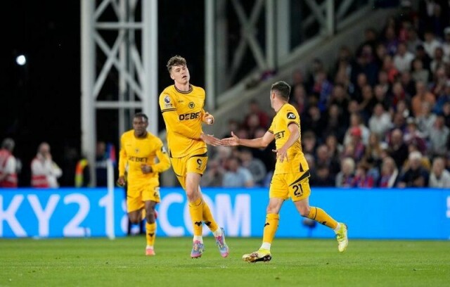 Jørgen Strand Larsen gratuleres med sin scoring i Wolverhamptons bortekamp mot Crystal Palace.